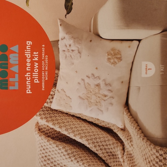 Mondo Llama Punch Needling Pillow Kit - Picture 1 of 7